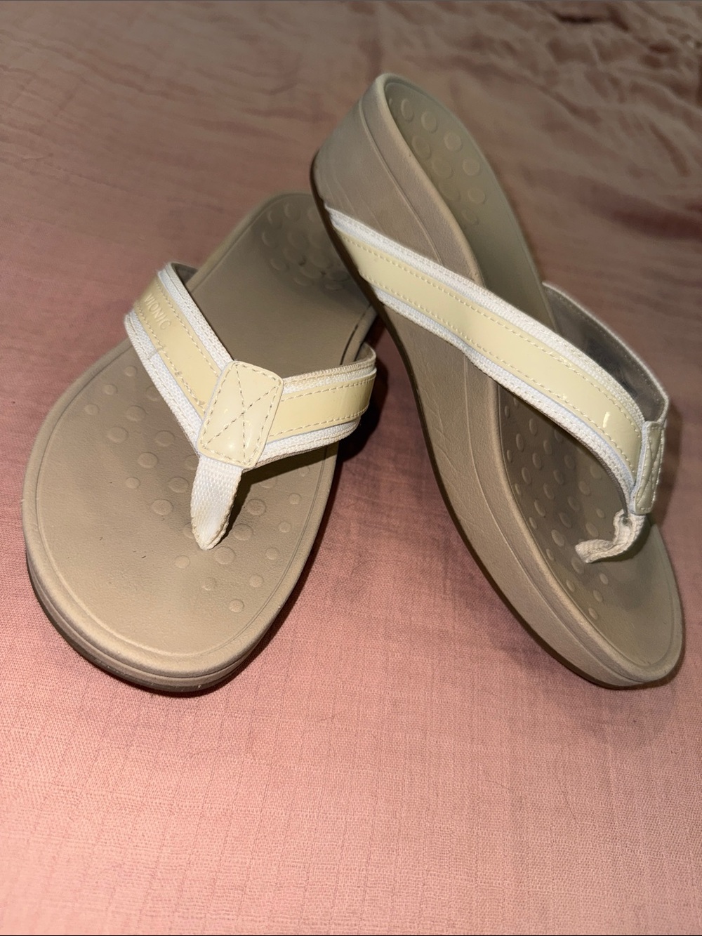 Vionic Women's Beige and White Thong Sandals